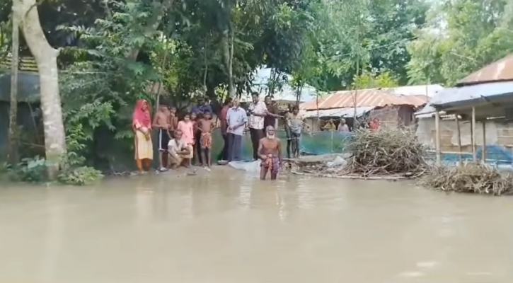 নওগাঁয় আত্রাই নদীর বেড়িবাঁধ ভেঙে দেড় হাজার মানুষ পানিবন্দি 